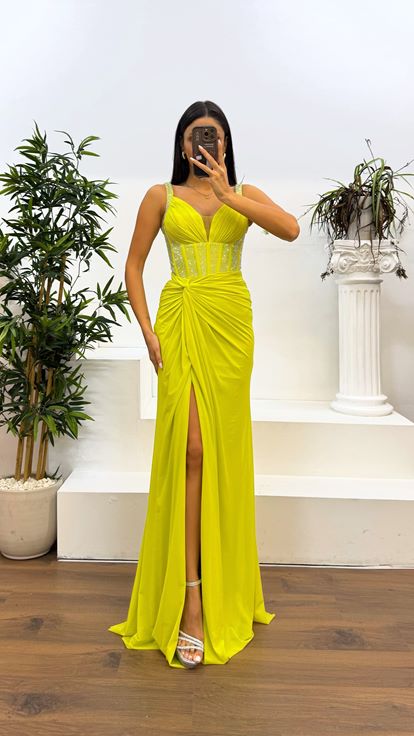 Vestido de noche con escote corazón y tiras verde manzana