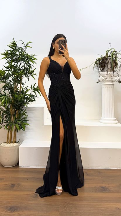 Vestido de noche con escote corazón y tirantes negros