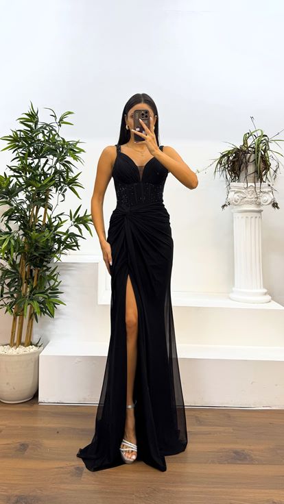 Vestido de noche con escote corazón y tirantes negros