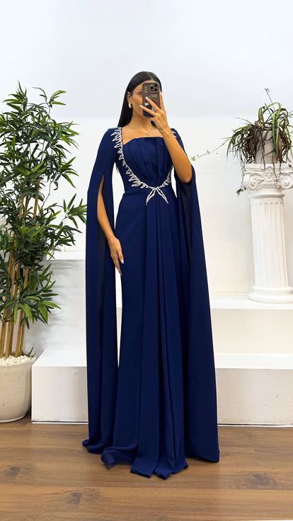 فستان سهرة أزرق داكن بياقة مربعة وتفاصيل مطرزة