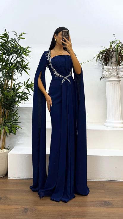 فستان سهرة أزرق داكن بياقة مربعة وتفاصيل مطرزة