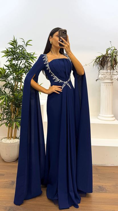 فستان سهرة أزرق داكن بياقة مربعة وتفاصيل مطرزة