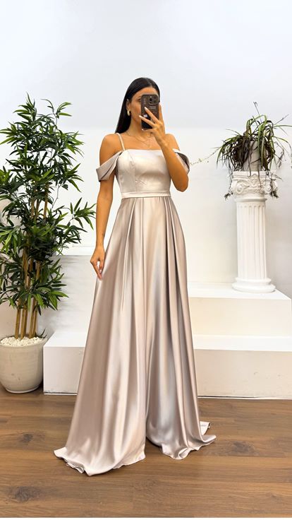 فستان سهرة من الساتان بأشرطة