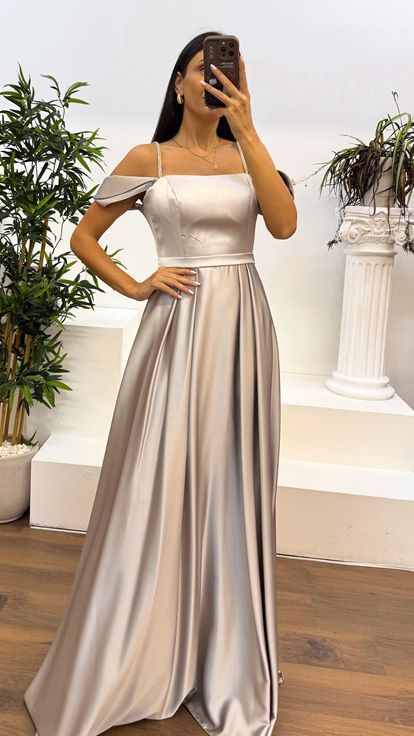 فستان سهرة من الساتان بأشرطة