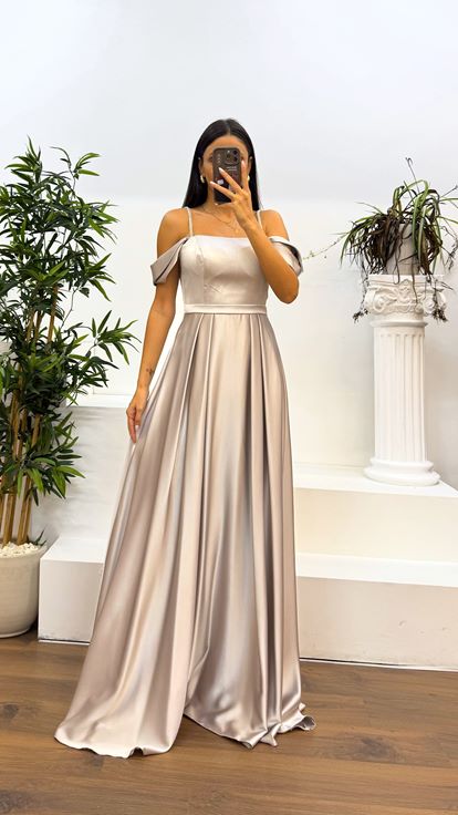 فستان سهرة من الساتان بأشرطة