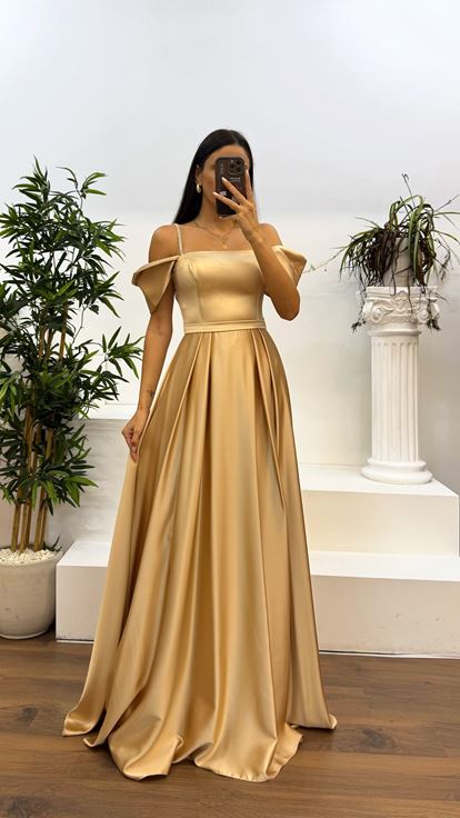 Abito da sera in raso dorato con spalline sottili