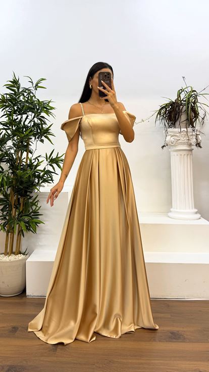 Abito da sera in raso dorato con spalline sottili