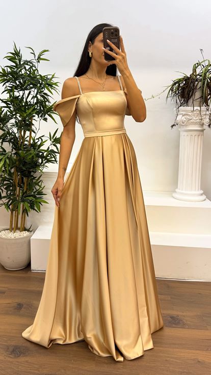 Abito da sera in raso dorato con spalline sottili