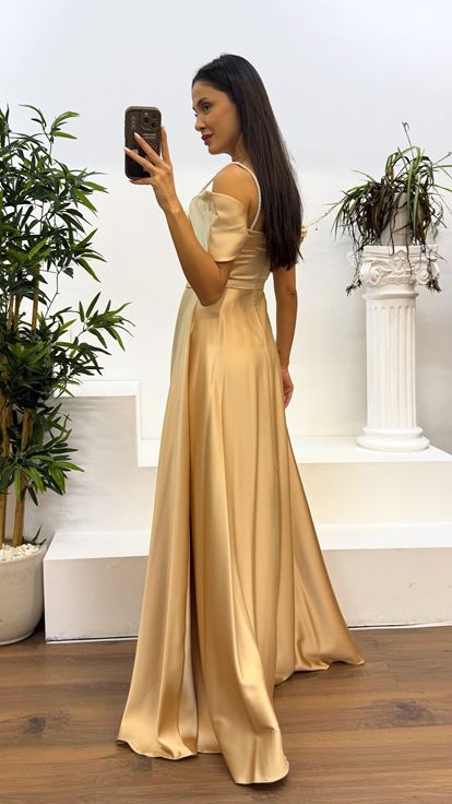 Abito da sera in raso dorato con spalline sottili