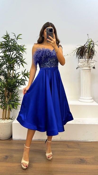 Robe de soirée Saks mi-longue avec détail de plumes