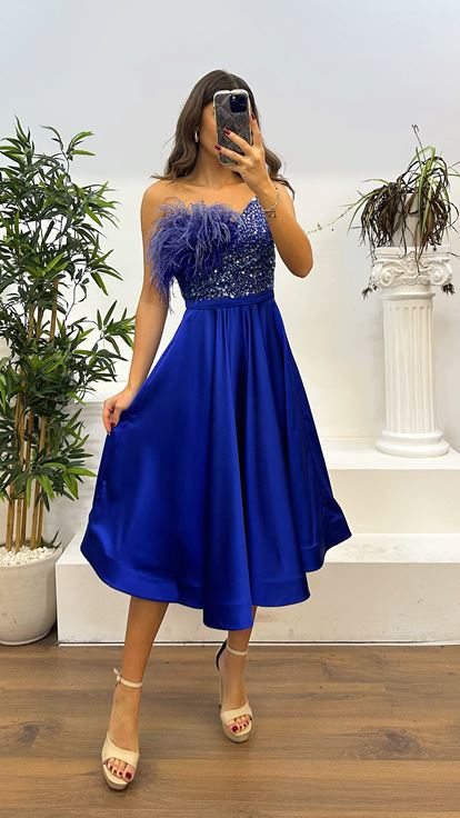 Robe de soirée Saks mi-longue avec détail de plumes