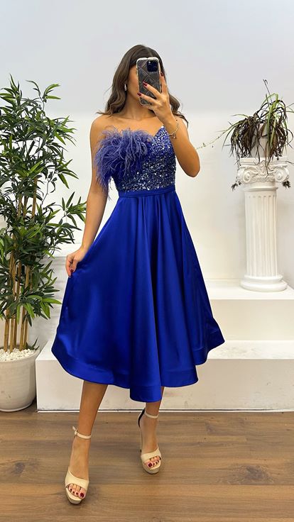 Robe de soirée Saks mi-longue avec détail de plumes