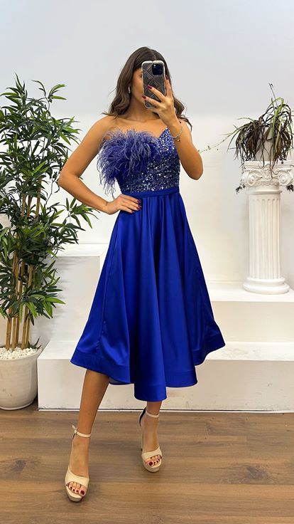 Robe de soirée Saks mi-longue avec détail de plumes