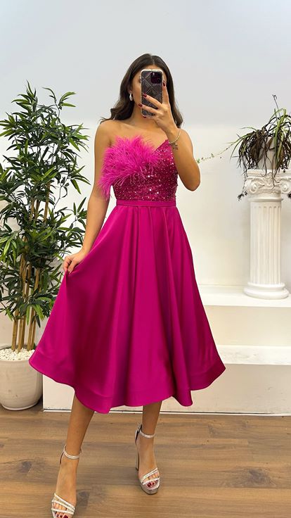 فستان سهرة فوشيا بطول متوسط ​​وتفاصيل ريش