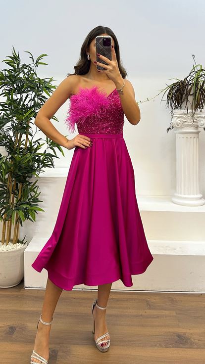 فستان سهرة فوشيا بطول متوسط ​​وتفاصيل ريش