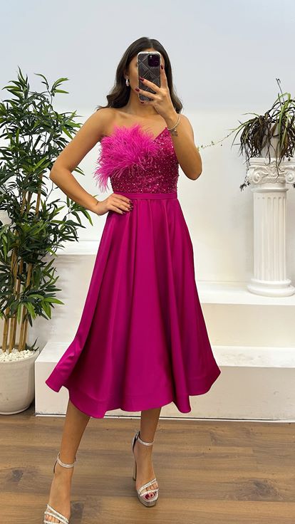 فستان سهرة فوشيا بطول متوسط ​​وتفاصيل ريش