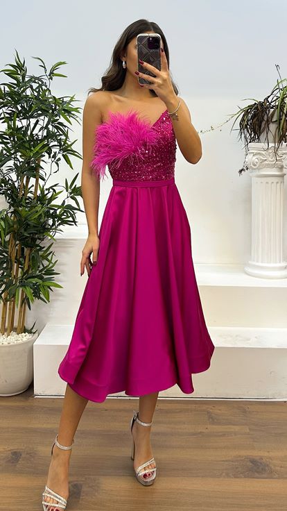 فستان سهرة فوشيا بطول متوسط ​​وتفاصيل ريش