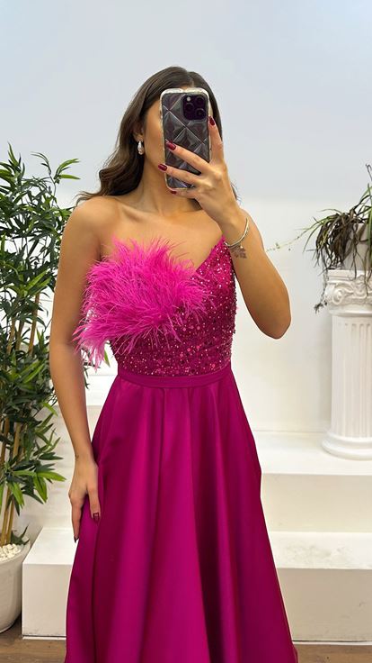 فستان سهرة فوشيا بطول متوسط ​​وتفاصيل ريش