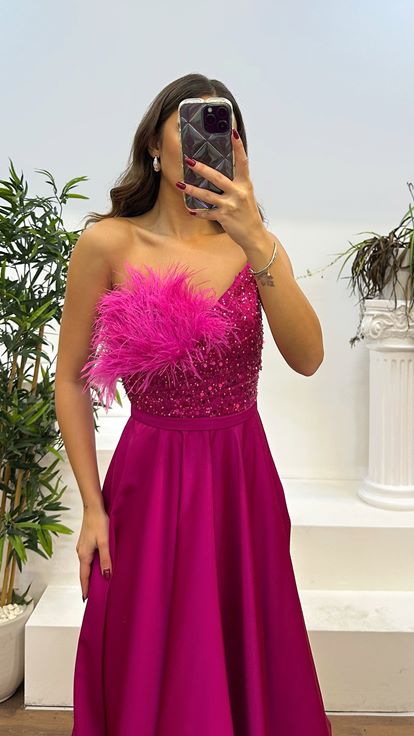 فستان سهرة فوشيا بطول متوسط ​​وتفاصيل ريش