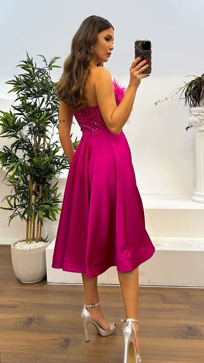 فستان سهرة فوشيا بطول متوسط ​​وتفاصيل ريش