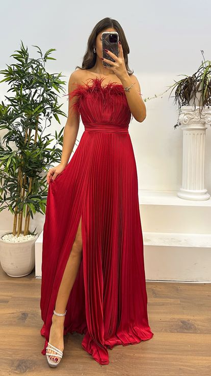 Vestido de noche de satén con detalle de tul en el pecho plisado sin tirantes rojo