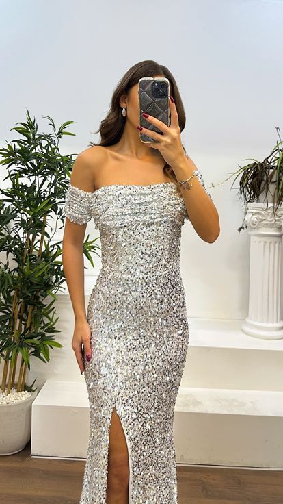 Vestido de noche con lentejuelas y cuello barco de hueso