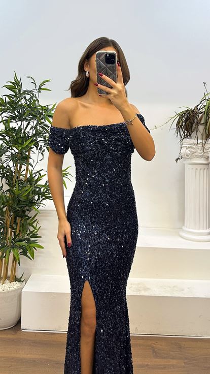 Vestido de noche con lentejuelas y cuello barco azul marino