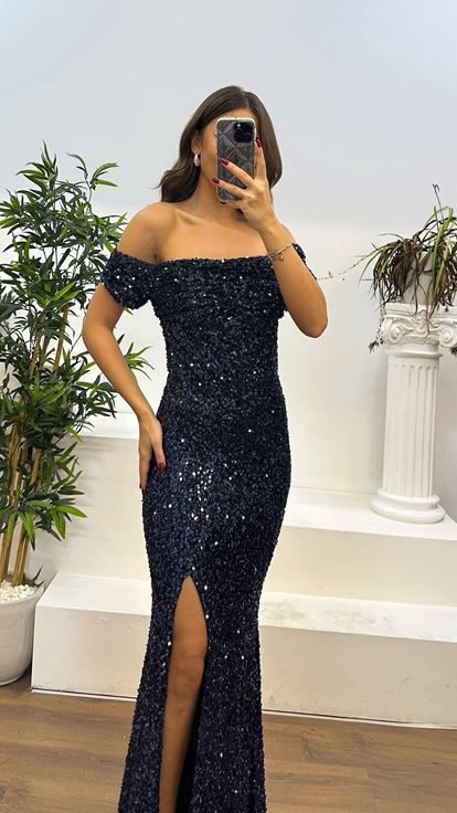 Vestido de noche con lentejuelas y cuello barco azul marino