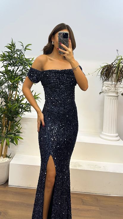 Vestido de noche con lentejuelas y cuello barco azul marino