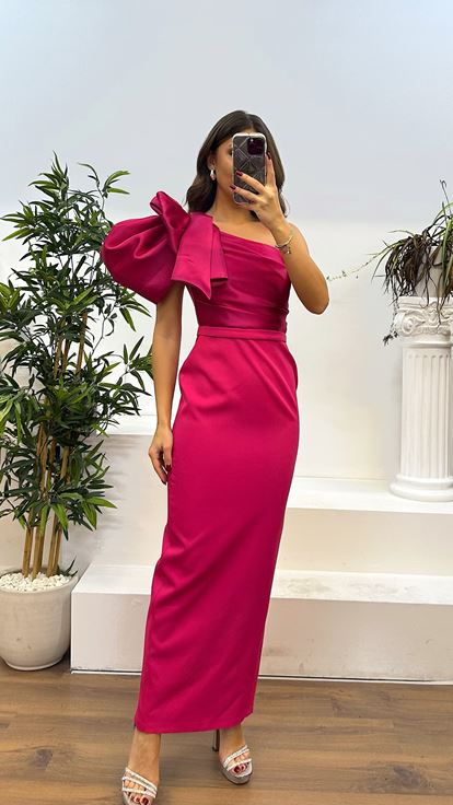 Vestido de noche fucsia de un solo hombro