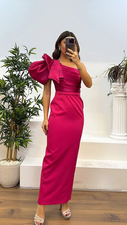 Vestido de noche fucsia de un solo hombro