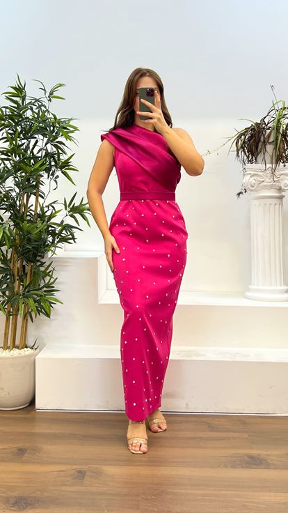 Robe de soirée fuchsia à une épaule avec détails en pierre, grande taille