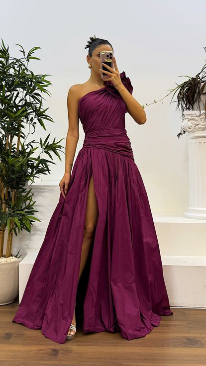 Dunkelfuchsiafarbenes, drapiertes One-Shoulder-Abendkleid