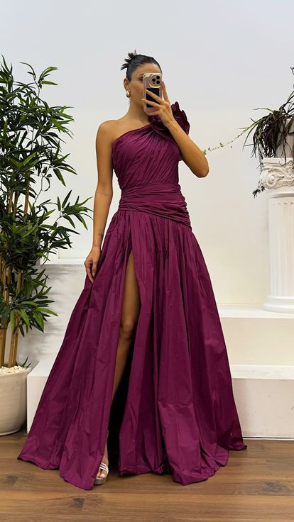 Dunkelfuchsiafarbenes, drapiertes One-Shoulder-Abendkleid