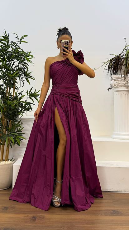 Dunkelfuchsiafarbenes, drapiertes One-Shoulder-Abendkleid