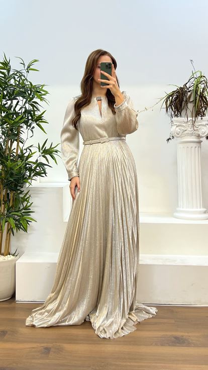 فستان سهرة من فرو المنك بأكمام طويلة وكسرات، مقاسات كبيرة