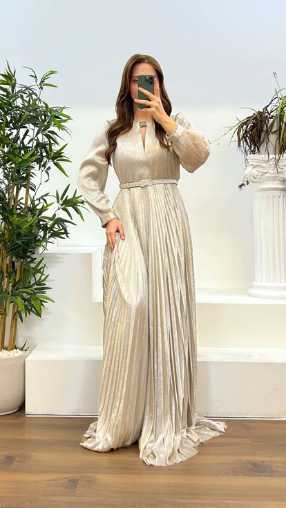 فستان سهرة من فرو المنك بأكمام طويلة وكسرات، مقاسات كبيرة