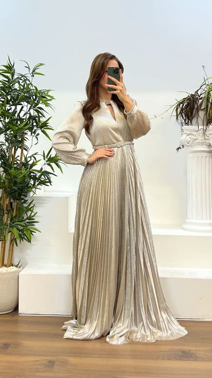 فستان سهرة من فرو المنك بأكمام طويلة وكسرات، مقاسات كبيرة