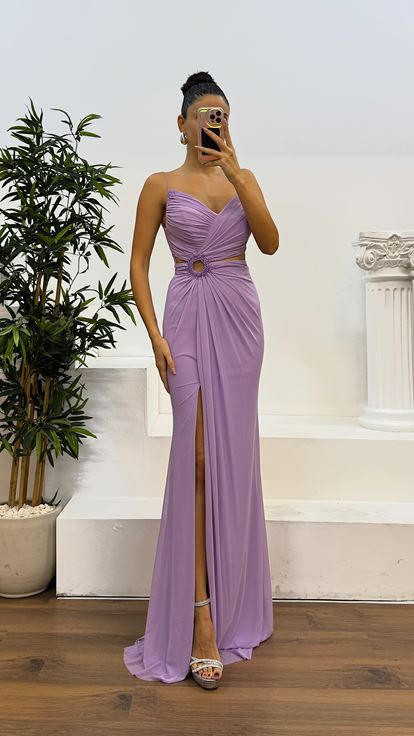 Abito da sera trasparente color lilla chiaro con spalline sottili in vita