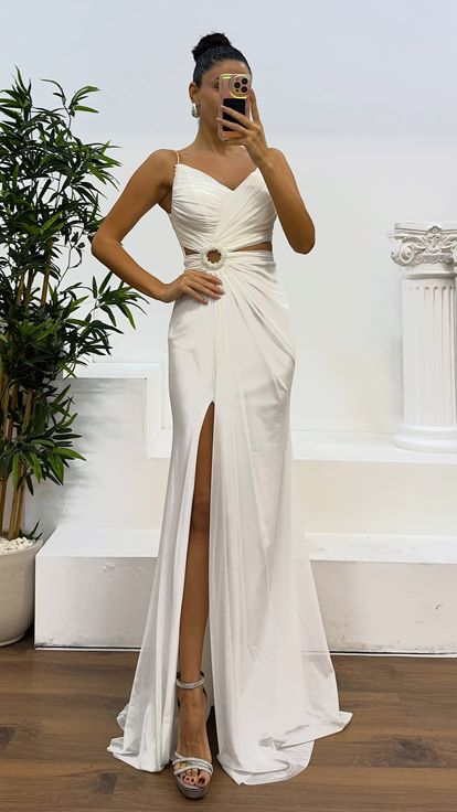 فستان سهرة شفاف بخصر مكشوف وأشرطة بلون العظم