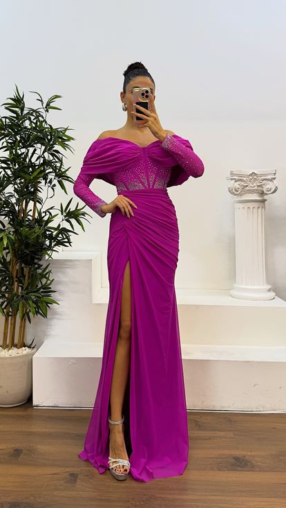 فستان سهرة مطرز بياقة على شكل مادونا باللون الفوشيا