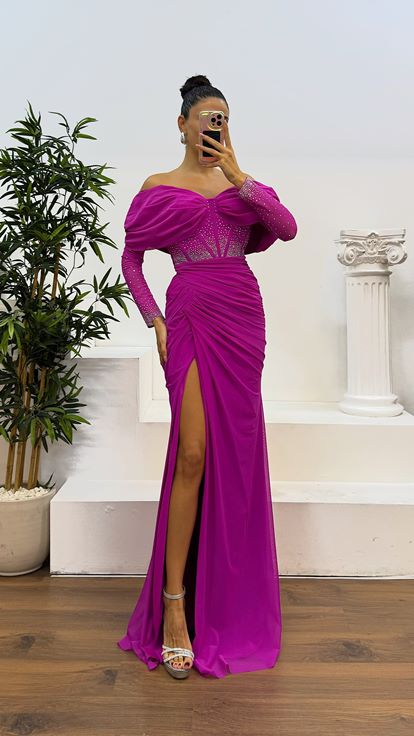 فستان سهرة مطرز بياقة على شكل مادونا باللون الفوشيا