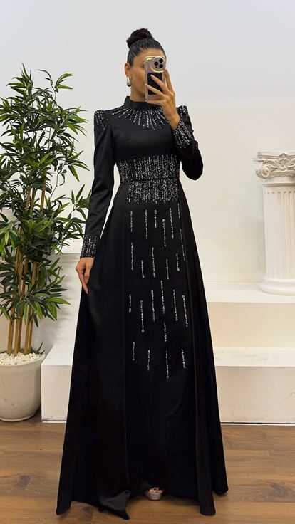 فستان سهرة حجاب من الساتان المطرز باللون الأسود