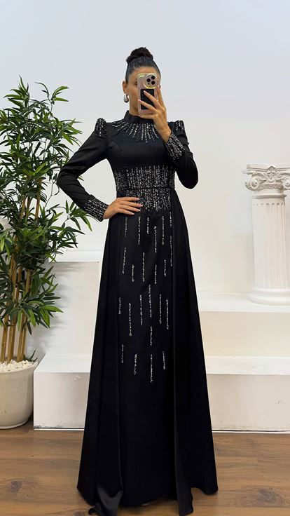 فستان سهرة حجاب من الساتان المطرز باللون الأسود