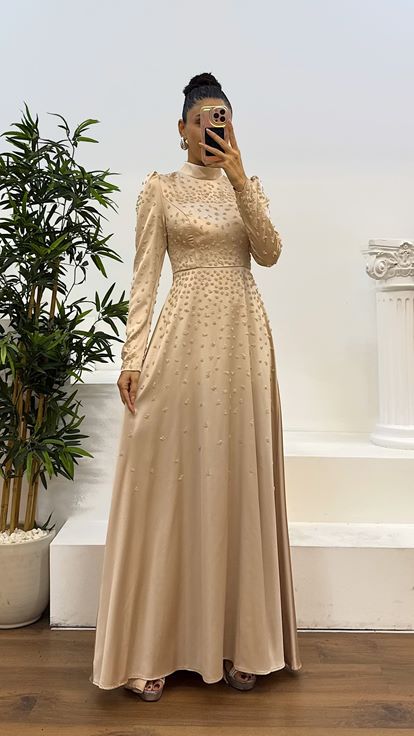 فستان سهرة من الساتان المطرز باللون الذهبي