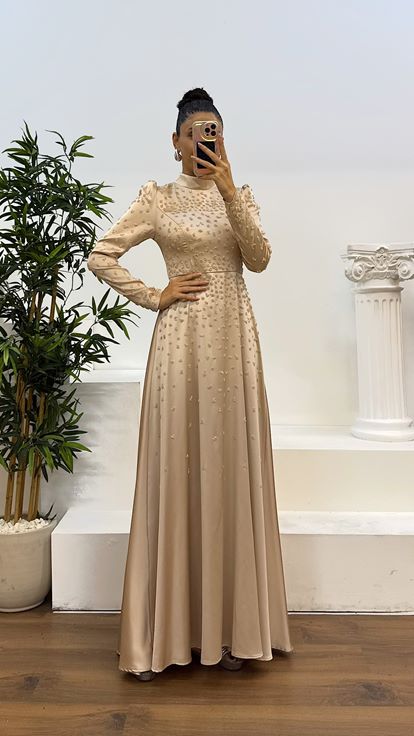 فستان سهرة من الساتان المطرز باللون الذهبي