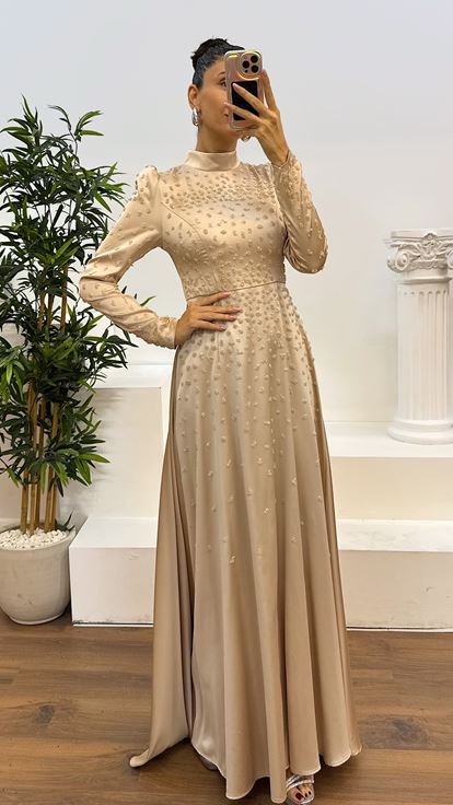 فستان سهرة من الساتان المطرز باللون الذهبي
