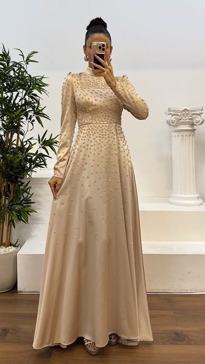 فستان سهرة من الساتان المطرز باللون الذهبي