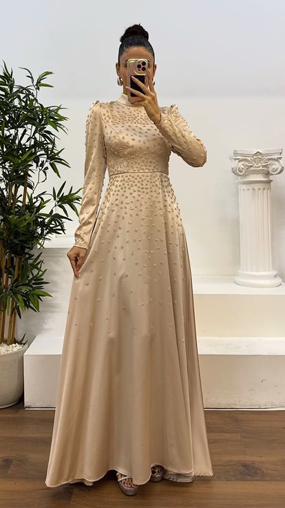 فستان سهرة من الساتان المطرز باللون الذهبي