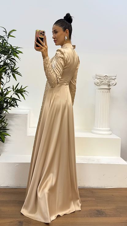 فستان سهرة من الساتان المطرز باللون الذهبي